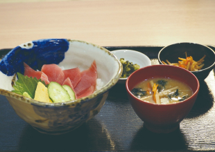 画像:マグロ丼定食
