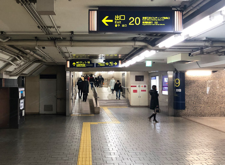 向前直走後即可看見14號出口。