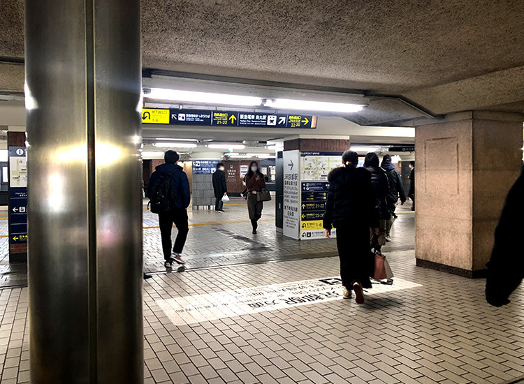 上樓途中可以看見烏丸站,往上方指示標誌的11-20方向前進。