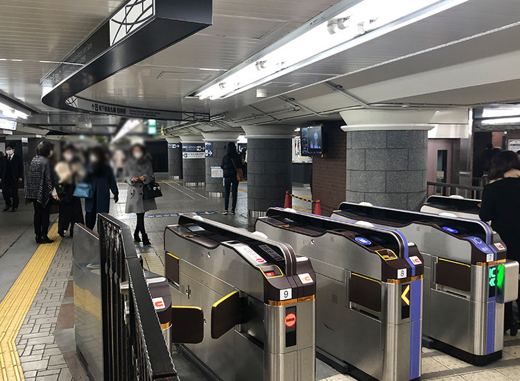 Exit from the west ticket gate at Karasuma Station and make a U-turn on the left side.