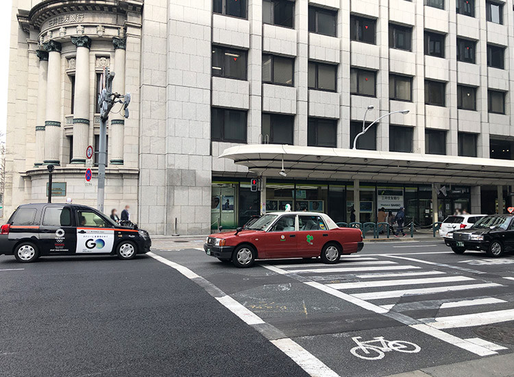 可看到一个大十字路口,穿过人行横道往右走(正前方三井住友银行是标识)。