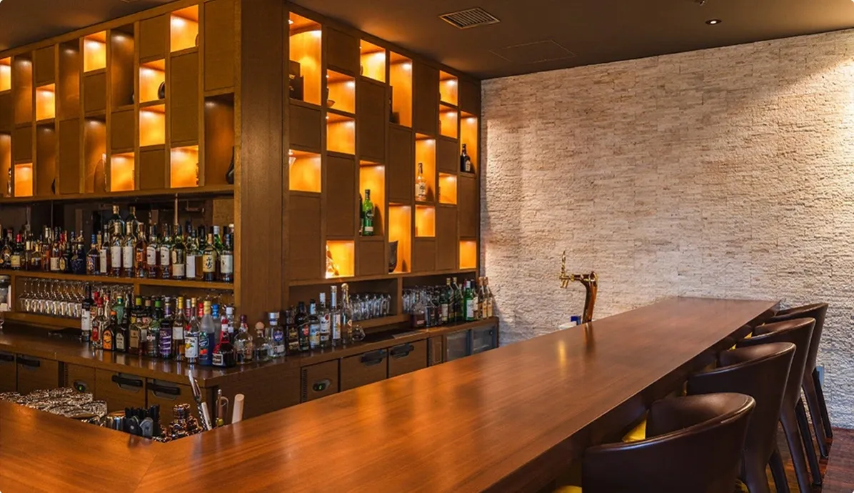 木の温かさを感じるBAR「九献」のカウンター席